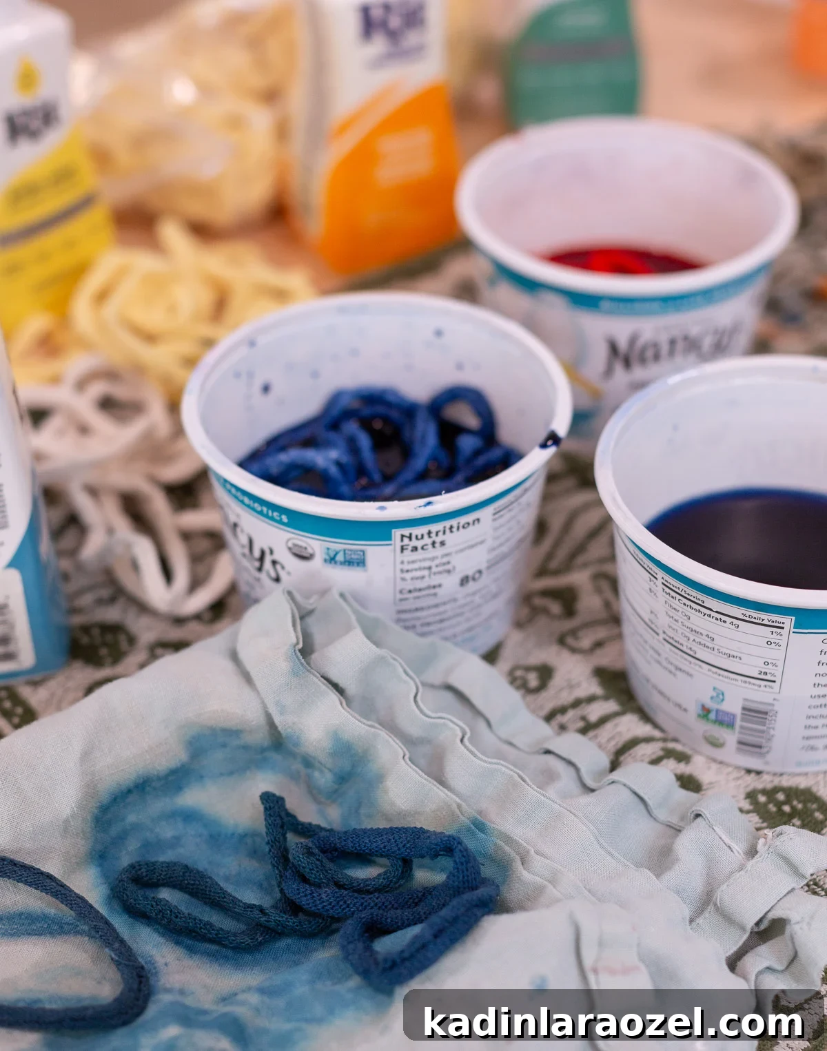 dyeing loops for a potholder loom in various colors