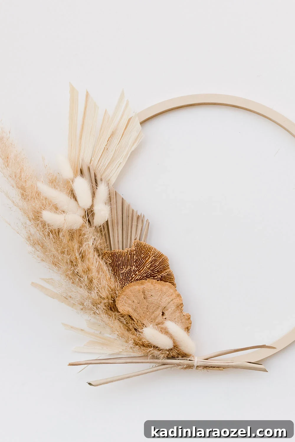 Effortless Thanksgiving Decorating Ideas 4 dried fall wreath