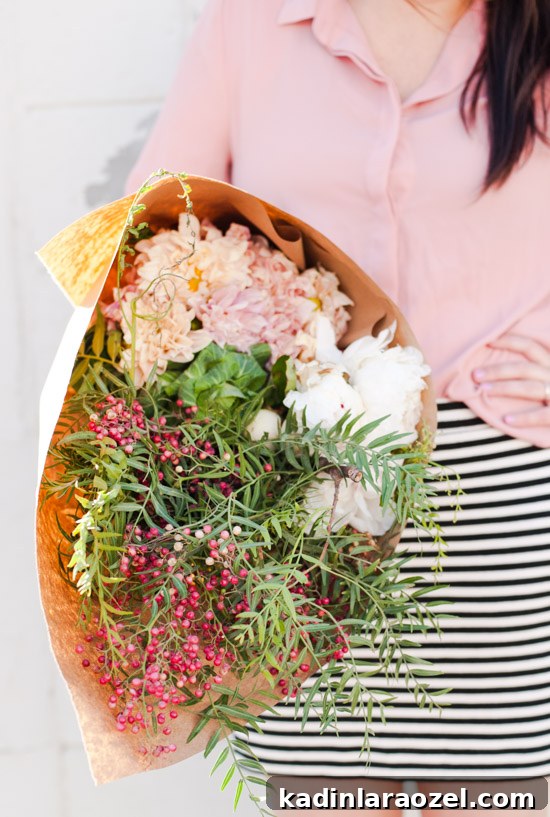 Centerpiece Spotlight: The Secret Ingredient for Gorgeous Holiday Tablescape 3 The Secret Ingredient to The Prettiest Holiday Centerpiece