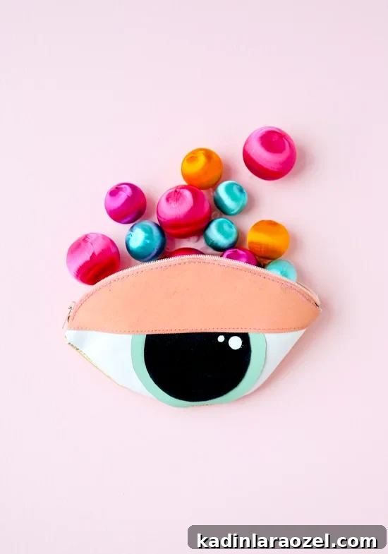 DIY Eye Clutch & Makeup Bag: Sew a Stylish Holiday Gift 3 DIY eye clutch. Click through for the sewing tutorial.