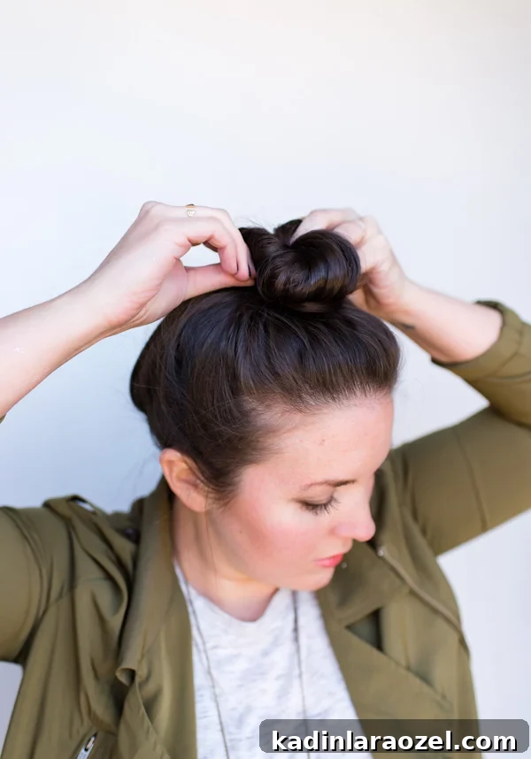 2 Quick Hairstyles: 2 Ways to Style Hair in 10 Minutes 2 How to perfect your bun in 5 minutes or less (hair tutorial)
