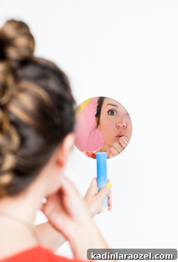 DIY Modern Hand Mirror in 30 Minutes: Step-by-Step Guide 3 How to make a modern DIY hand mirror in about 30 minutes