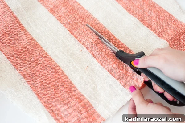 Make a Summer Shift Dress from a Tablecloth: Step-by-Step Guide 7 DIY summer shift dress. Click through for the step by step tutorial.