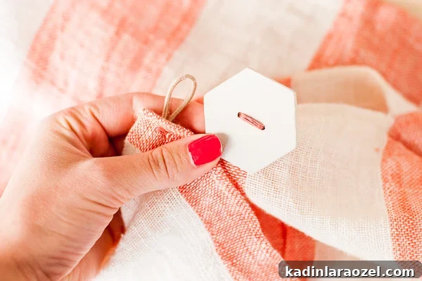 Make a Summer Shift Dress from a Tablecloth: Step-by-Step Guide 10 DIY summer shift dress. Click through for the step by step tutorial.