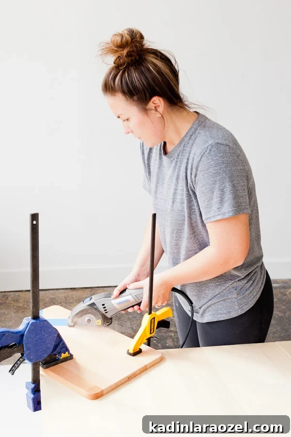 DIY Cutting Boards. Click through for the step by step instructions for this 10 minute DIY idea.