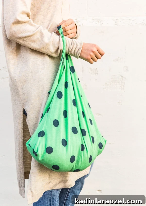 DIY Reusable Grocery Bags from Old T-Shirts in 10 Minutes 9 Polka dot shopping bag, detail shot.