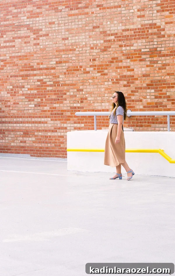 Are You a Neutrals Girl or a Color Hunter? Take the Quiz 3 A neutrals-inspired everyday outfit. Kaarem skirt + striped tee.