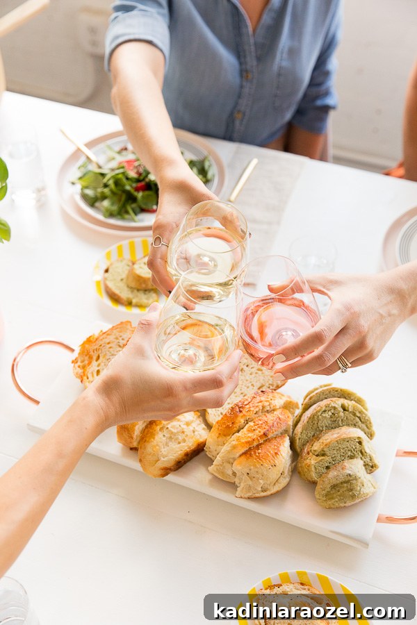 Host an Effortless-Looking Dinner Party (That Really Is) 8 A simple, effortless chic dinner party. Click through for quick DIY ideas and simple tricks for chic AF entertaining the easy way.