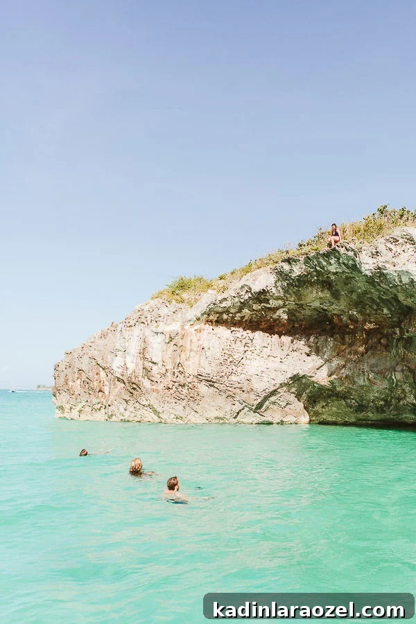 Cliff diving in the Bahamas (Harbour Island)