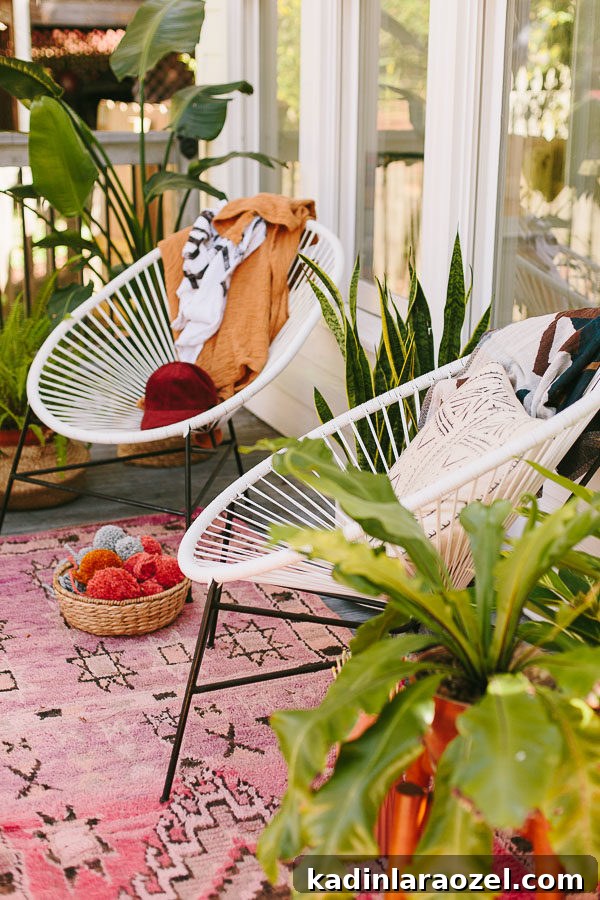 Love this outdoor seating area. And that rug!