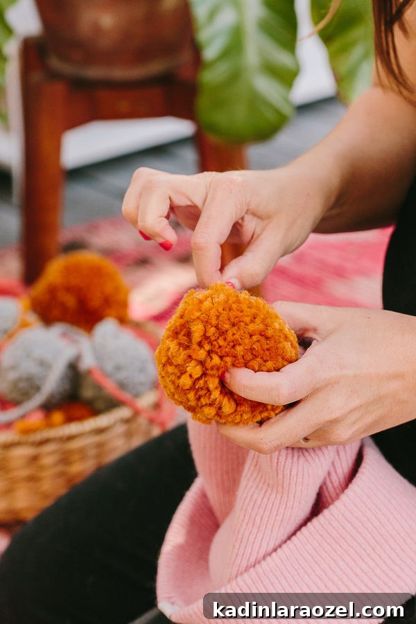 How to make DIY pom pom beanies for fall and winter. Click through for the tutorial.