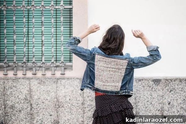 Jean Queen: 13 Stylish Ways to Upgrade Your Denim Wardrobe 12 Emerja Design Denim jacket with fabric DIY. Check out 13 ways to upgrade denim clothing. #denim #denimdiy #jeansdiy #fashiondiy