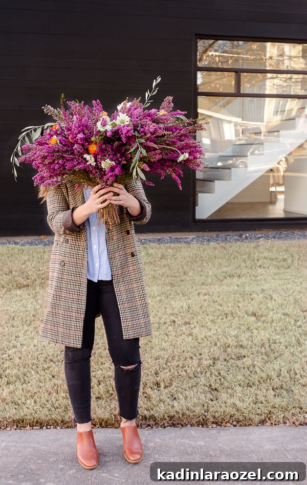 DIY Doorstep Flower Bomb: Surprise Your Neighbors with Blooming Planters 6 A DIY doorstep surprise....flower bomb! With a giant bouquet of heather, ranunculus, scabiosa, etc. #flowerpower #flowers #bouquet #floral #fall