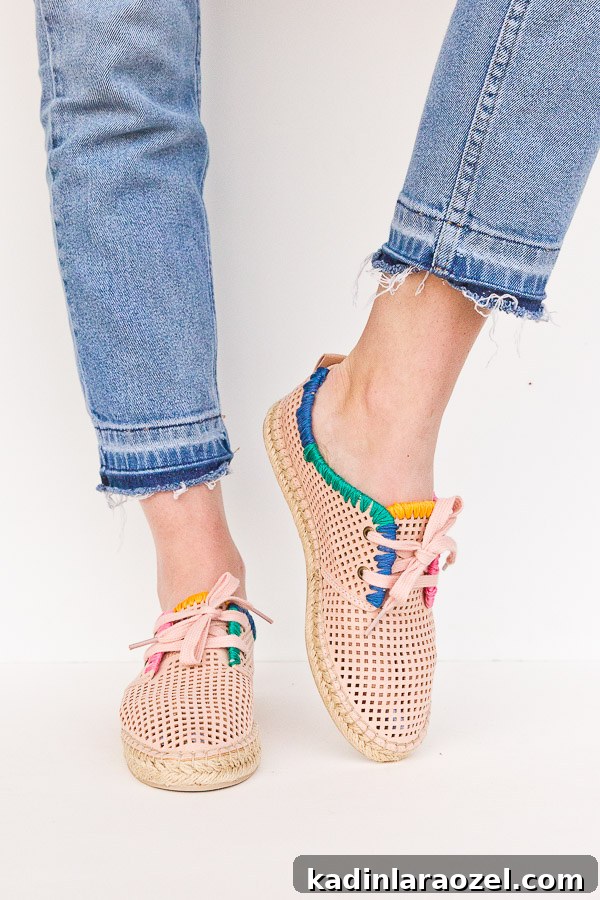 Color-blocked embroidered collar on shoes.