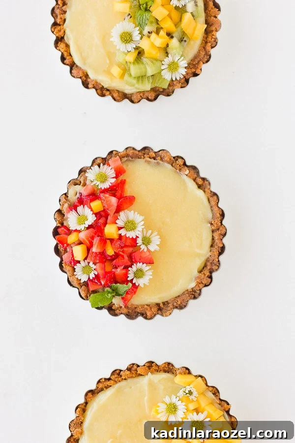 Spring tarts with edible flowers. Click through for the recipe. #springtart #springrecipe