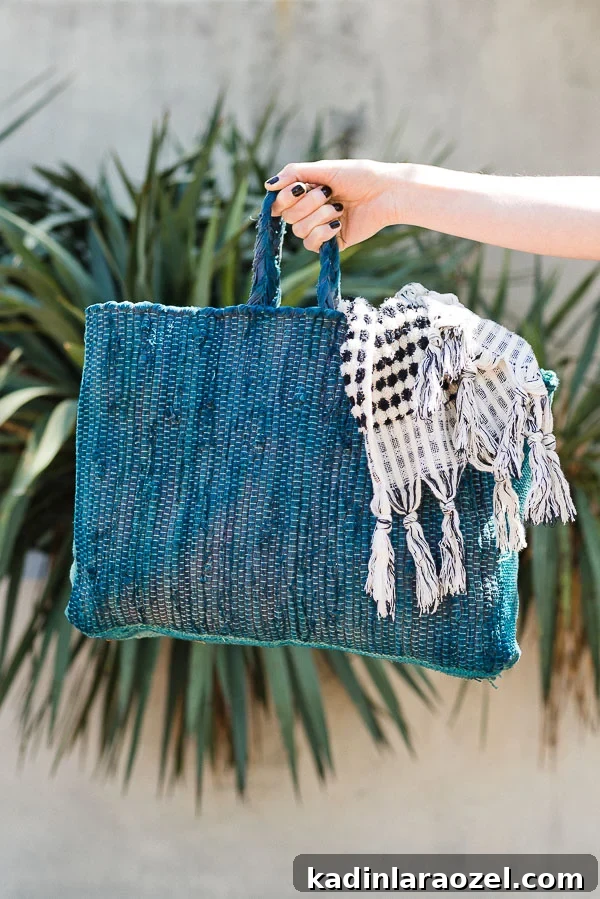 Summer DIY to Try: How to Make a Sewn Beach Bag (or Market Tote). #sewing #diy #diybag #beachbag #summerdiy