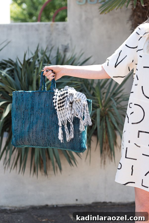 Make this sewn beach bag (or market tote) for summer. Click through for the step by step instructions. #sewing #diy #diybag #beachbag #summerdiy