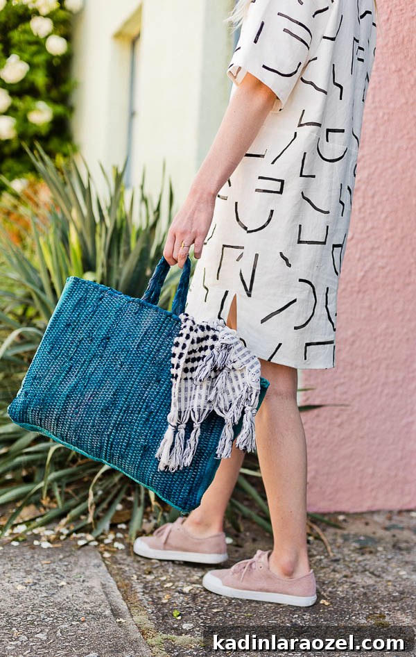 Sewn of a Beach: How to Make a Sewn Beach Bag (or Market Tote) for Summer. #sewing #diy #diybag #beachbag #summerdiy