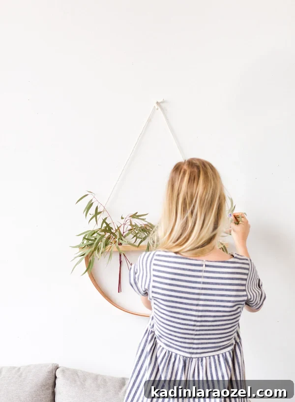 How to make a minimal wall hanging DIY that doubles as a plant holder. #wallhanging #diyart #diywallart #diyplanter #diy #weekendproject