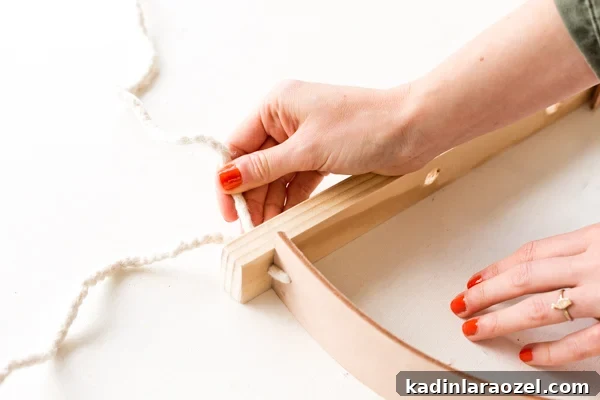 How to make a minimal wall hanging DIY that doubles as a plant holder. Connect wood and leather with cotton piping. #wallhanging #diyart #diywallart #diyplanter #diy #weekendproject