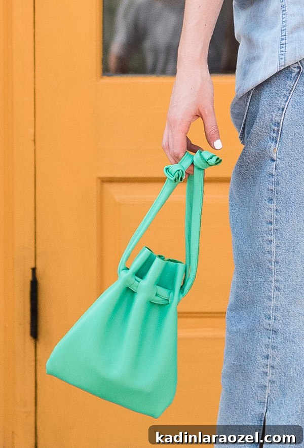 How to Make a Leather Drawstring Bag: Step-by-Step Guide 4 DIY Purse! The Easiest Way to Make a Leather Drawstring Bag. #diybag #diypurse #diyfashion #fashiondiy #drawstringpurse