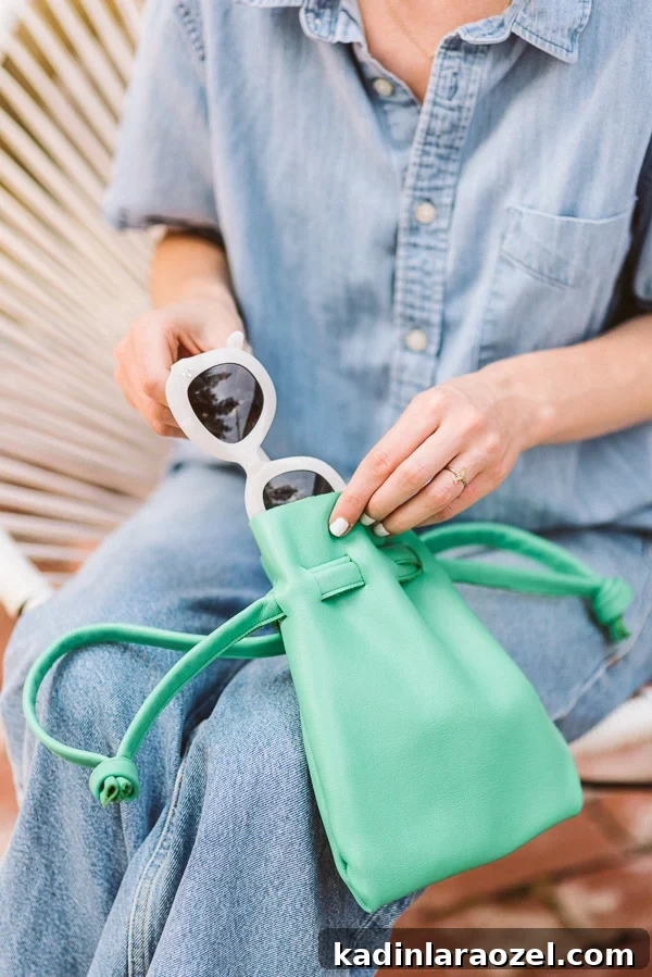 How to Make a Leather Drawstring Bag: Step-by-Step Guide 5 DIY drawstring bag! If you can sew a straight line, you can make this bag in under an hour. #diybag #diypurse #diydrawstring #fashiondiy