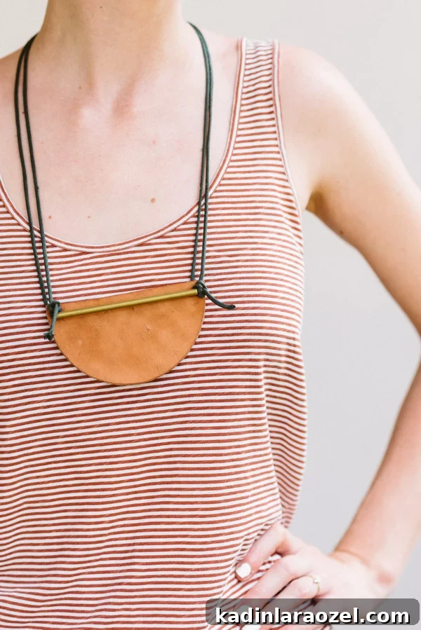 30 Minute DIY to Try: How to Make a Unique DIY Necklace with Brass and Leather. #diyjewelry #diynecklace #leather #leatherjewelry #diy  #summerdiy #summer