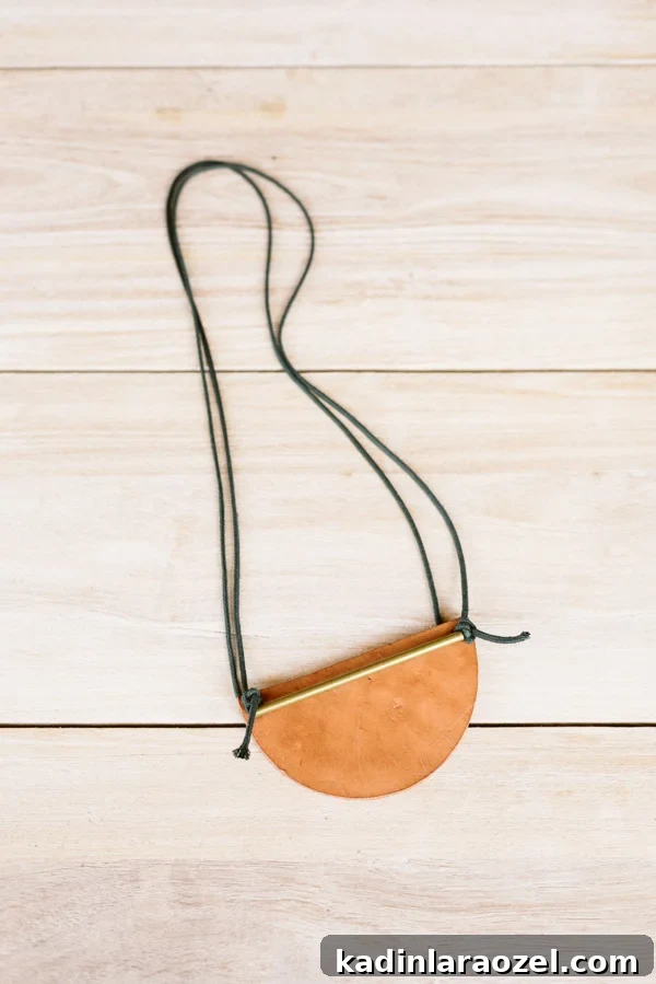30 Minute DIY to Try: How to Make a Unique DIY Necklace with Brass and Leather. #diyjewelry #diynecklace #leather #leatherjewelry #diy  #summerdiy #summer