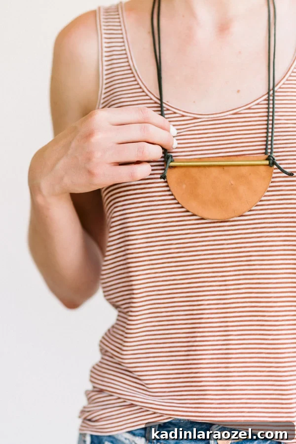 30 Minute DIY to Try: How to Make a Unique DIY Necklace with Brass and Leather. #diyjewelry #diynecklace #leather #leatherjewelry #diy  #summerdiy #summer