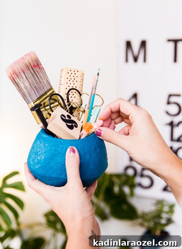 Unique desk organizer idea. Click through for all 24 unique back to school ideas. #backtoschool #backtoschooldiy #diy #diyideas #backtoschoolideas