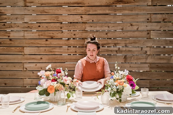How to throw the perfect end of summer get-together. Click through for entertaining tips from Brittni Mehlhoff of Paper and Stitch. #summerentertaining #entertainingideas #entertainingtips #dinnerparty #outdoorentertaining