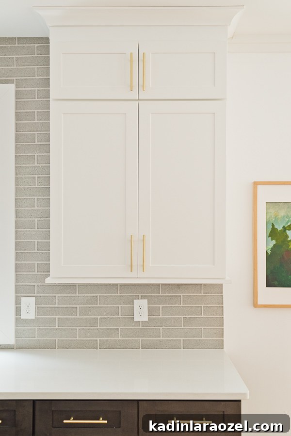 Before photos for a modern kitchen makeover (and all the ideas are renter friendly)! #beforekitchen #kitchenmakeover #kitcheninspiration #renterfriendlymakeover