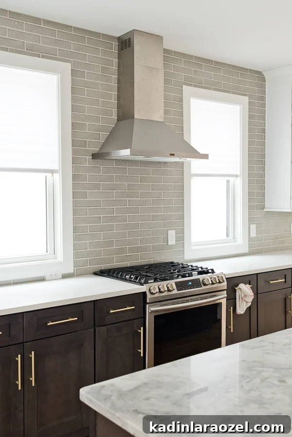 Before photos for a modern kitchen makeover (and all the ideas are renter friendly)! #beforekitchen #kitchenmakeover #kitcheninspiration #renterfriendlymakeover