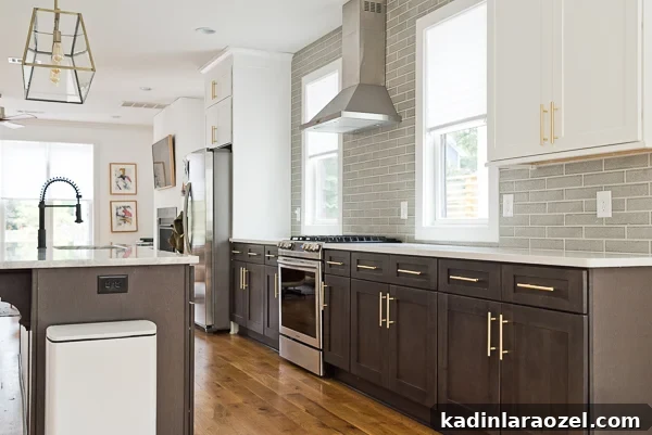 Before photos for a modern kitchen makeover (and all the ideas are renter friendly)! #beforekitchen #kitchenmakeover #kitcheninspiration #renterfriendlymakeover