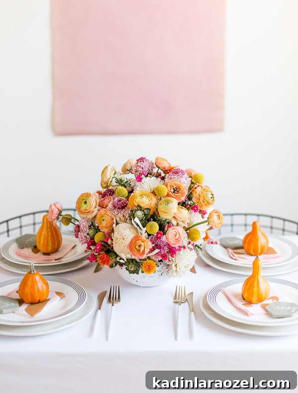 Cozy Colorful Modern Thanksgiving Tablescape Ideas 2 A unique Thanksgiving tablescape that is minimal and modern, but still cozy and colorful. #thanksgiving #tablescape #tabledecor #entertainingideas #thanksgivingentertaining #thanksgivingdiy