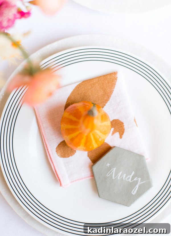Cozy Colorful Modern Thanksgiving Tablescape Ideas 3 Thanksgiving place setting idea. Click through for a unique Thanksgiving tablescape that is minimal and modern, but still cozy and colorful. #thanksgiving #tablescape #tabledecor #entertainingideas #thanksgivingentertaining #thanksgivingdiy
