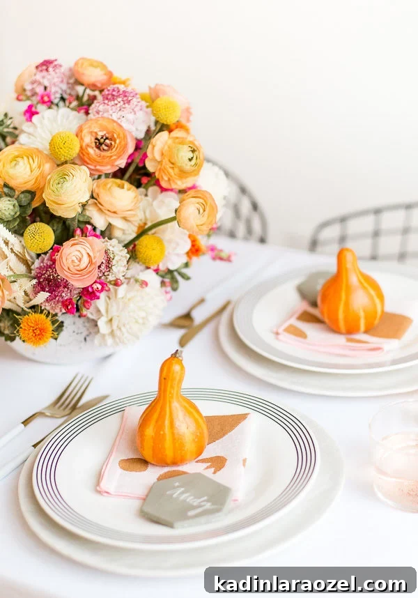 Cozy Colorful Modern Thanksgiving Tablescape Ideas 8 Place setting idea for Thanksgiving. Click through for a unique Thanksgiving tablescape that is minimal and modern, but still cozy and colorful. #thanksgiving #tablescape #tabledecor #entertainingideas #thanksgivingentertaining #thanksgivingdiy