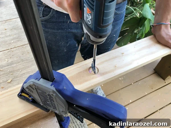 How to Make a Wood DIY Peg Rail Organizer. Click through for the tutorial. #woodproject #wooddiy #diyidea #diyproject #diywallhooks #wallorganizer