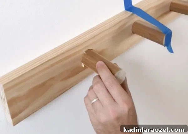 Totally Hooked: How to Make a Wood DIY Peg Rail Organizer. Click through for the tutorial. #woodproject #wooddiy #diyidea #diyproject #diywallhooks #wallorganizer