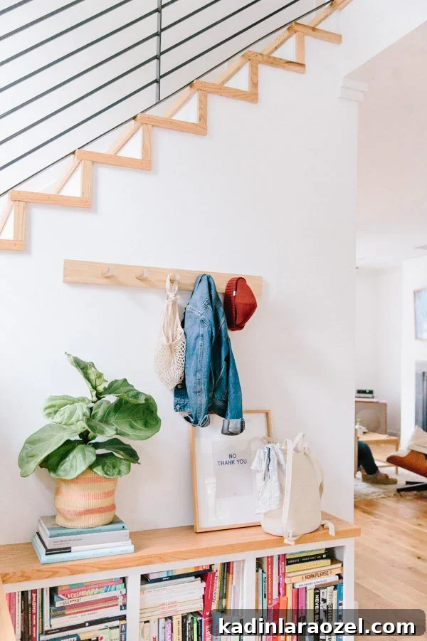 How to Make a Wood DIY Peg Rail Organizer. Click through for the tutorial. #woodproject #wooddiy #diyidea #diyproject #diywallhooks #wallorganizer