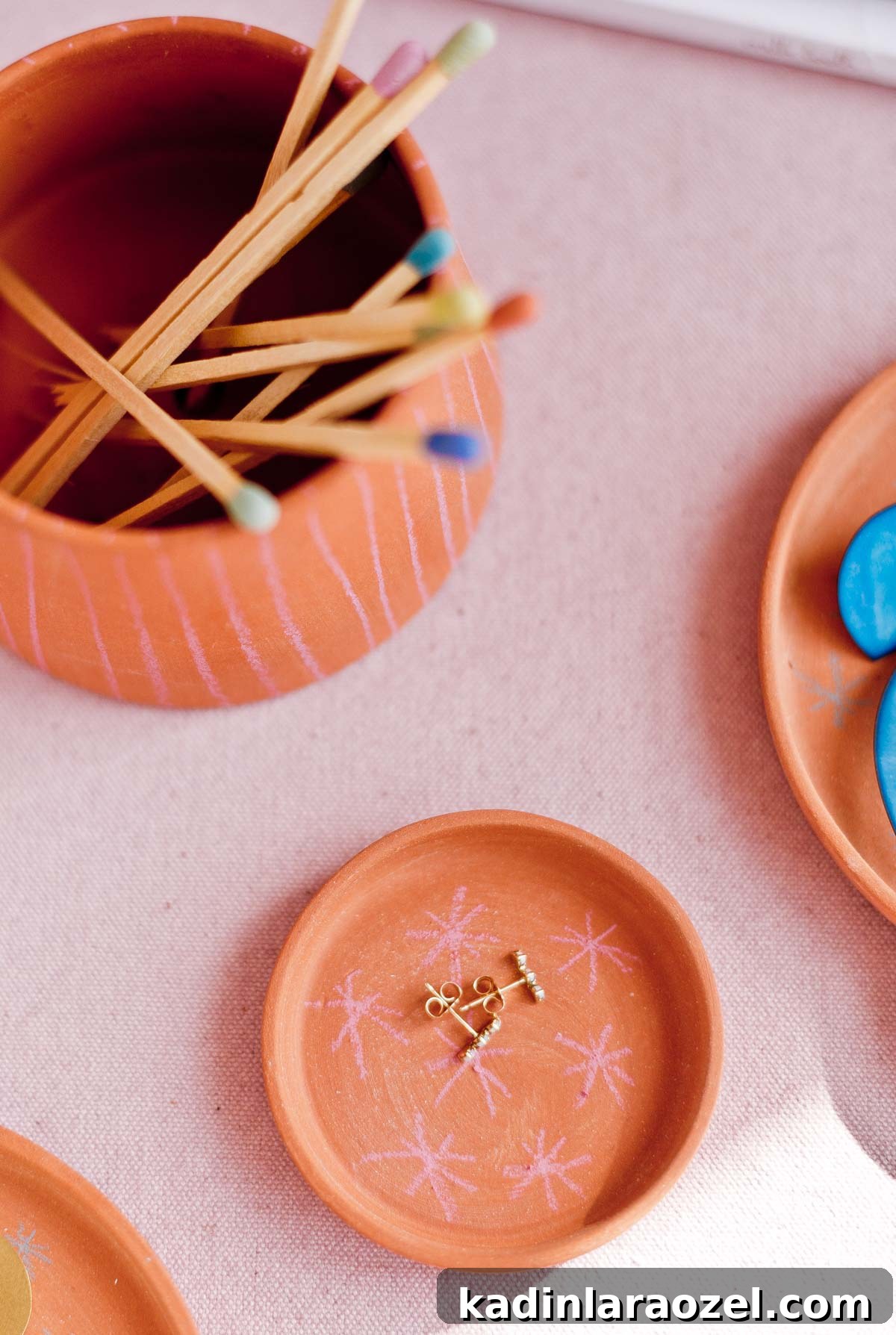 DIY Jewelry Dish Tutorial: Make a Stylish Trinket Tray 8 Let's Dish: A Simple DIY Jewelry Dish / Trinket Tray. #jewelry #diy #diyhome #terracotta #homedecor