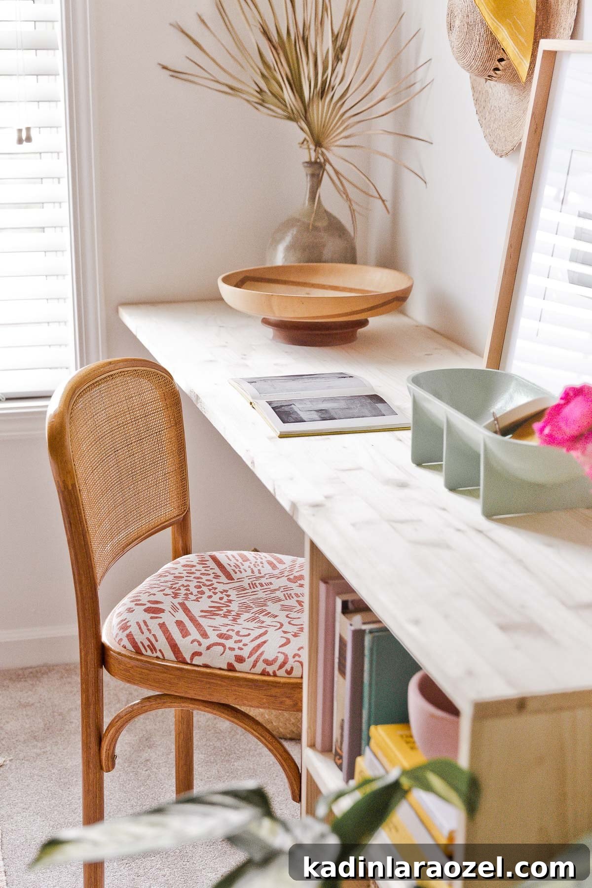 DIY desk idea (with storage) that uses just a few pieces of wood and some cleverly place corner braces. Click through for the tutorial. #desk #organicmodern #bookshelf #deskinspiration #wooddesk #diyfurniture