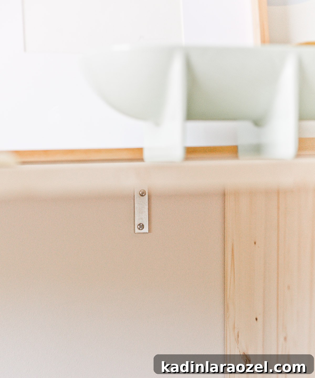 DIY desk idea (with storage) that uses just a few pieces of wood and some cleverly place corner braces. Click through for the tutorial. #desk #organicmodern #bookshelf #deskinspiration #wooddesk #diyfurniture