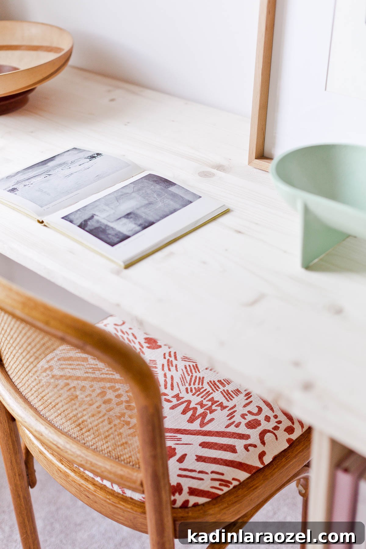 This DIY desk idea (with storage) uses just a few pieces of wood and some cleverly place corner braces. Click through for the tutorial. #desk #organicmodern #deskinspiration #wooddesk #diyfurniture