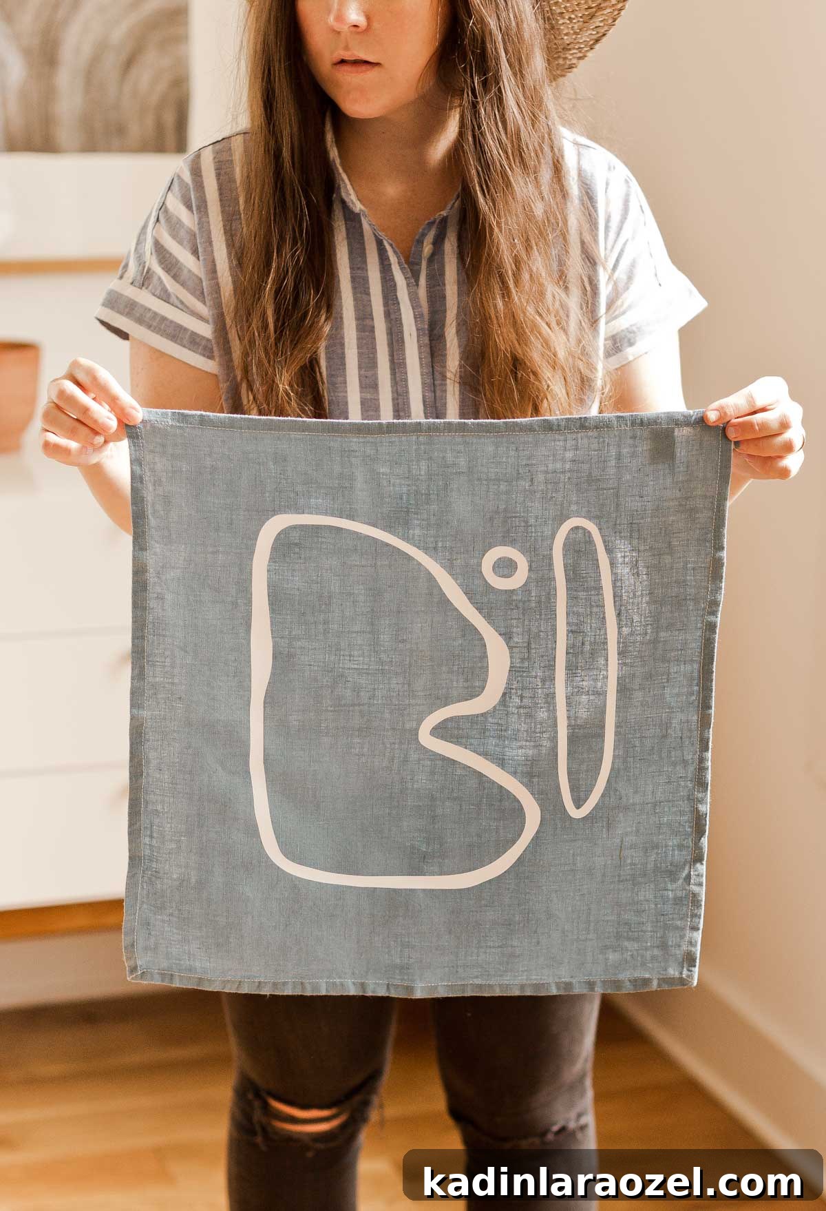 Transforming Closet Finds into Unique DIY Summer Accessories 13 Add an abstract design to a simple bandana and turn it into a must-have summer accessory. Click through for the tutorial AND (free) downloadable templates. #diy #diysummer #summeraccessories #abstractdesign #abstractpattern