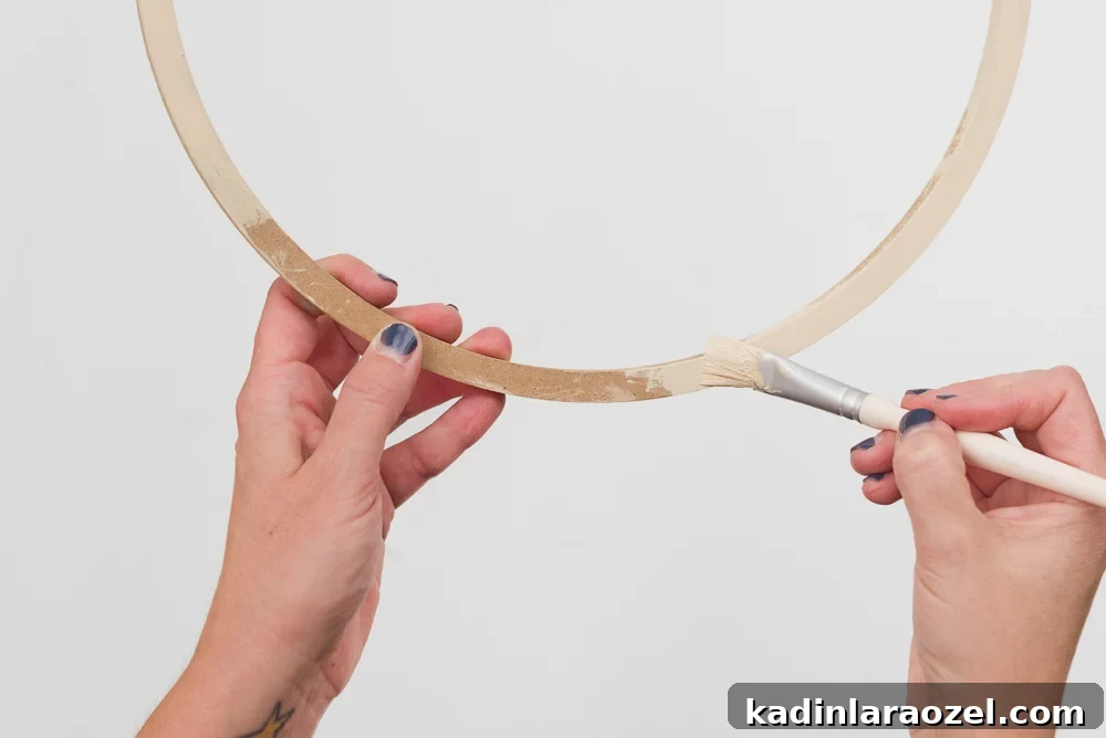 Painting a floral ring to create a minimal, modern fall wreath.