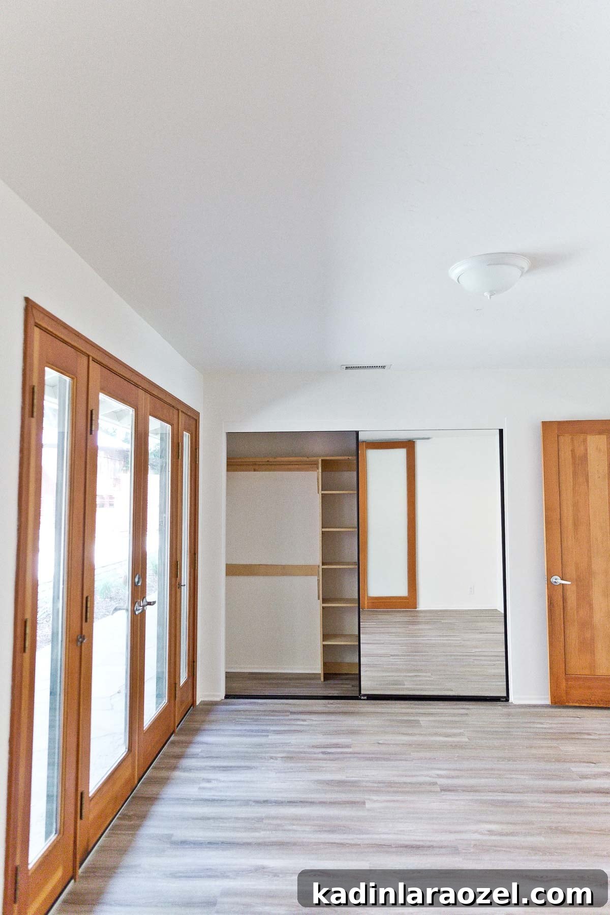 Photo of mirrored sliding doors in empty bedroom space.